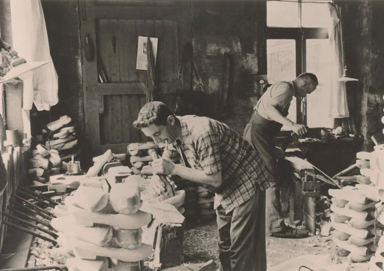 114 E Nismes Saboterie Nicolas Finition à la main Coll Edma Colonval Nicolas Nismes